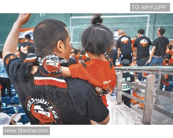 足球明星温情瞬间抱小孩展现父爱光辉与运动精神的完美结合