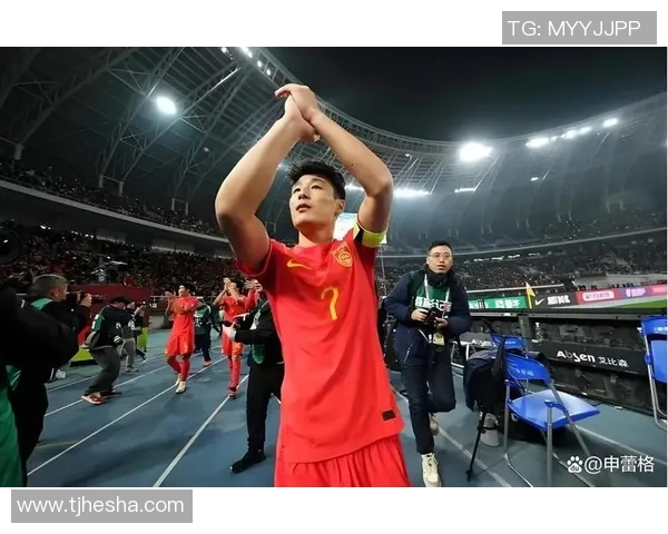 足球明星黑皮帅哥视频揭秘他的训练日常与场上精彩瞬间